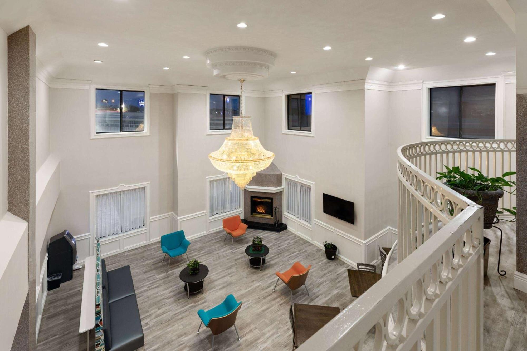 Baymont By Wyndham Houston Brookhollow Exterior photo