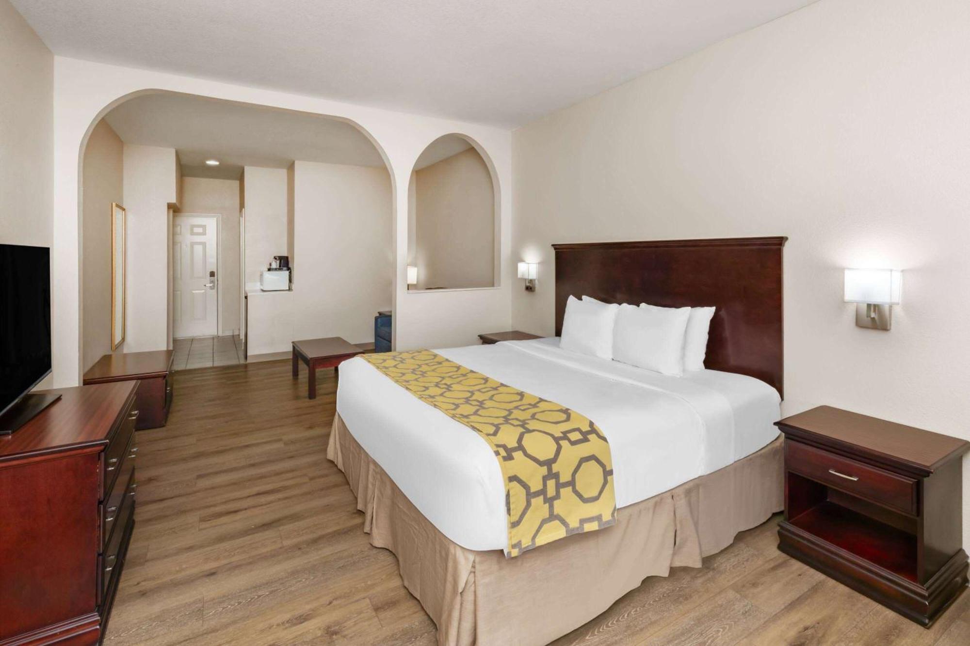 Baymont By Wyndham Houston Brookhollow Exterior photo